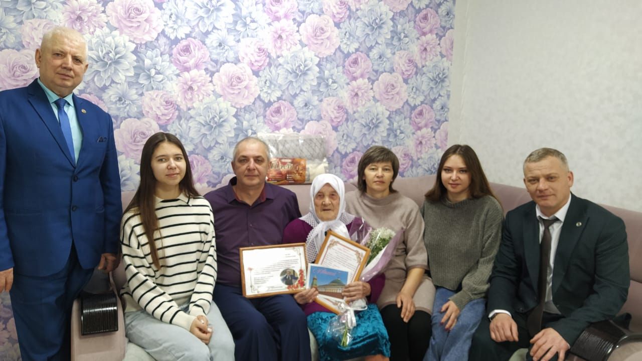 Ветерана редакции газеты «Туган як» Дрожжановского района РТ Суфию Хайруллину поздравили с 95-летним юбилеем