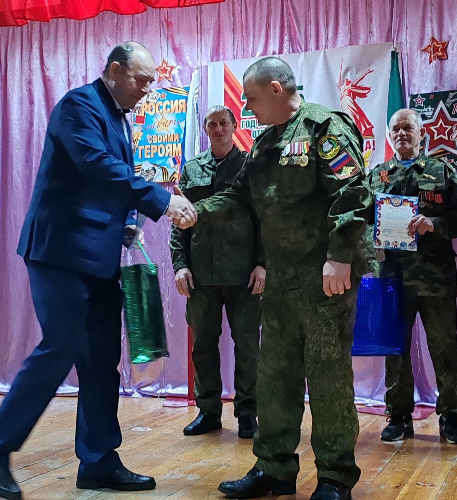 Сила, творчество и патриотизм: в Новоильмовском доме культуры прошел праздник «А ну-ка, мужчины!»