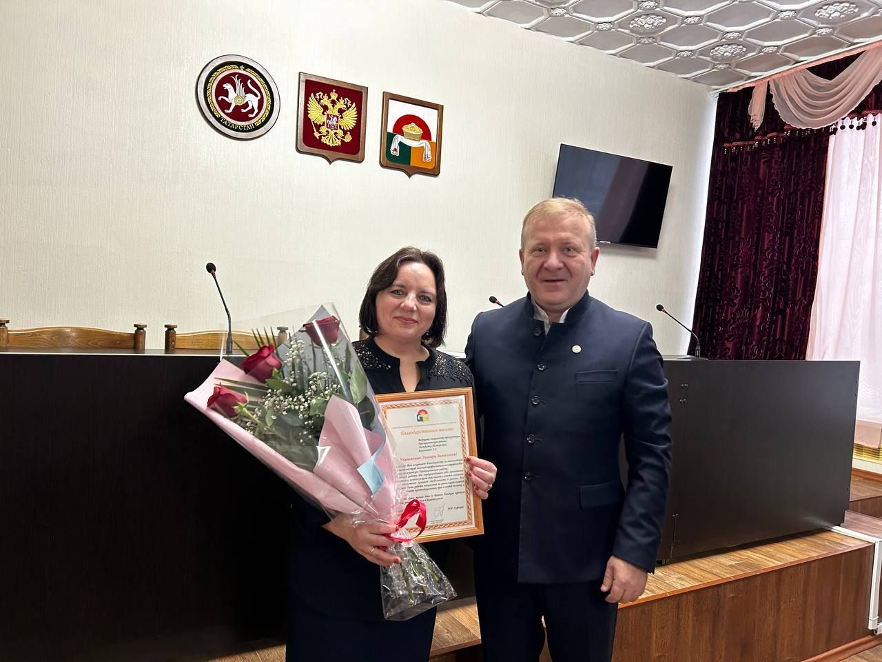 Глава Дрожжановского района РТ Марат Гафаров вручил награду ведущему специалисту прокуратуры