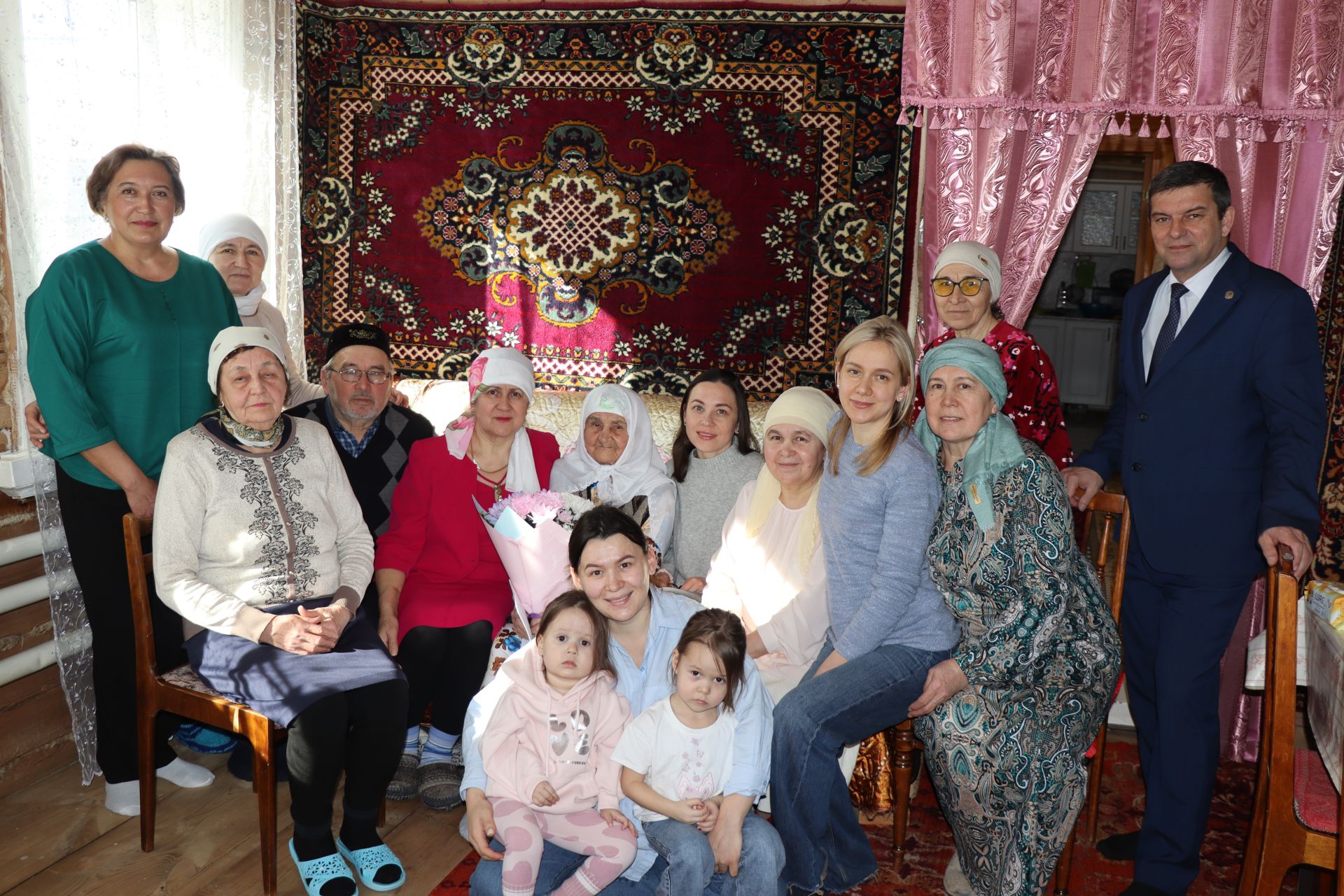 Жительницу села Старое Шаймурзино Адию Абдулловну Сабирзянову поздравили с 95-летием
