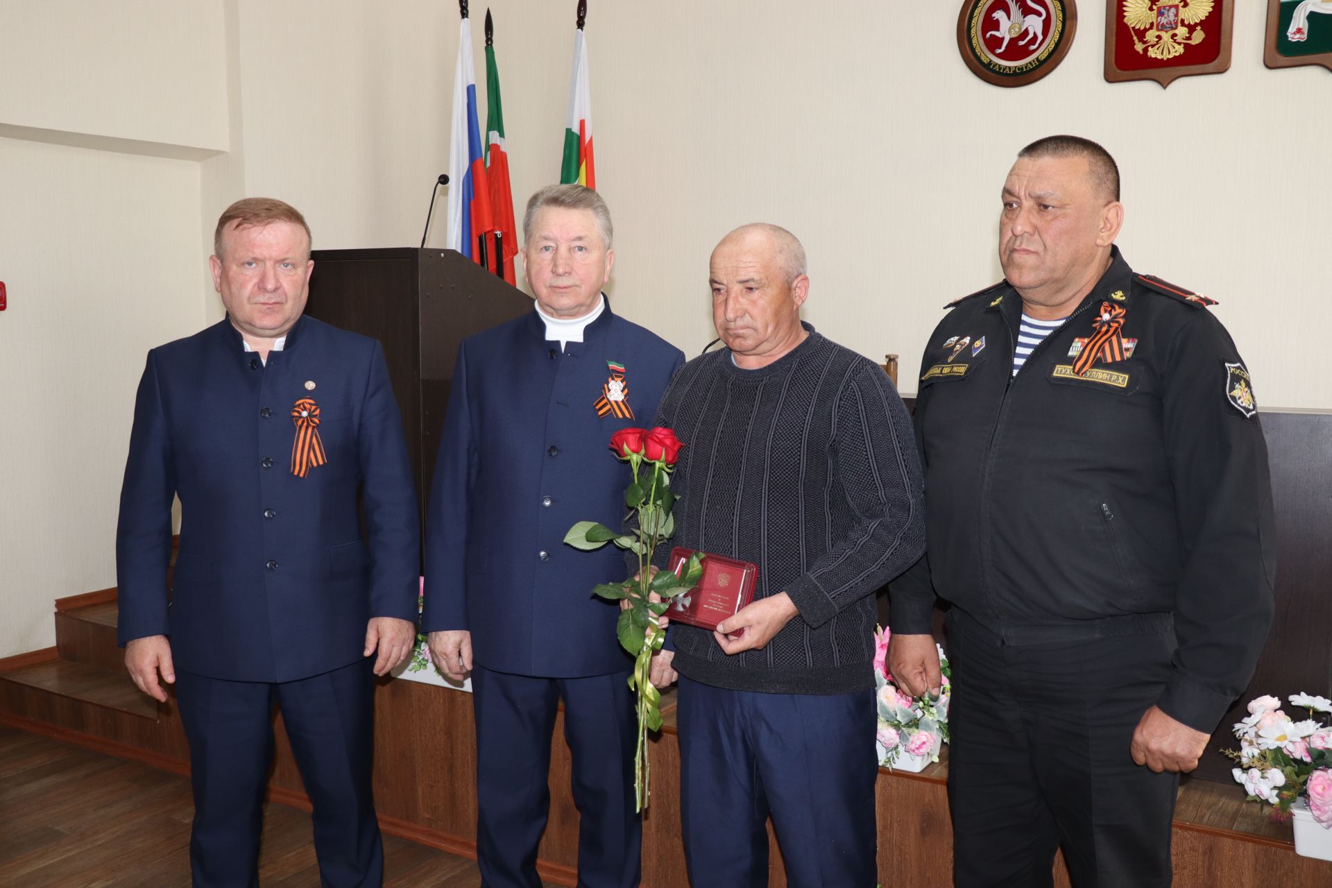 Их мужество бессмертно: в Дрожжановском районе РТ передали ордена и медали героев СВО родным