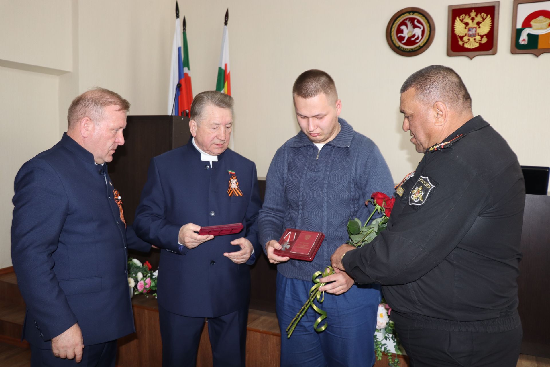 Их мужество бессмертно: в Дрожжановском районе РТ передали ордена и медали героев СВО родным