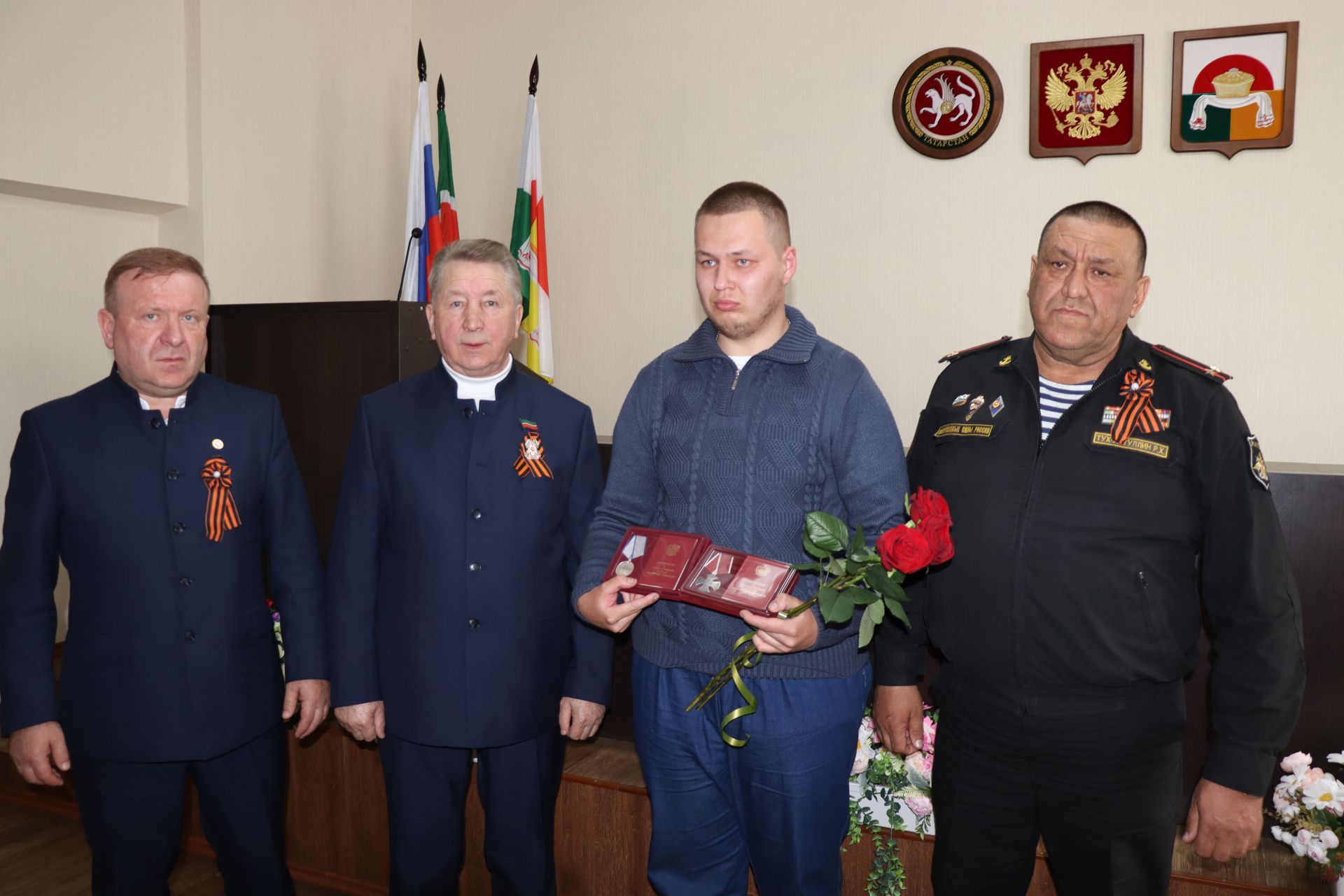 Их мужество бессмертно: в Дрожжановском районе РТ передали ордена и медали героев СВО родным