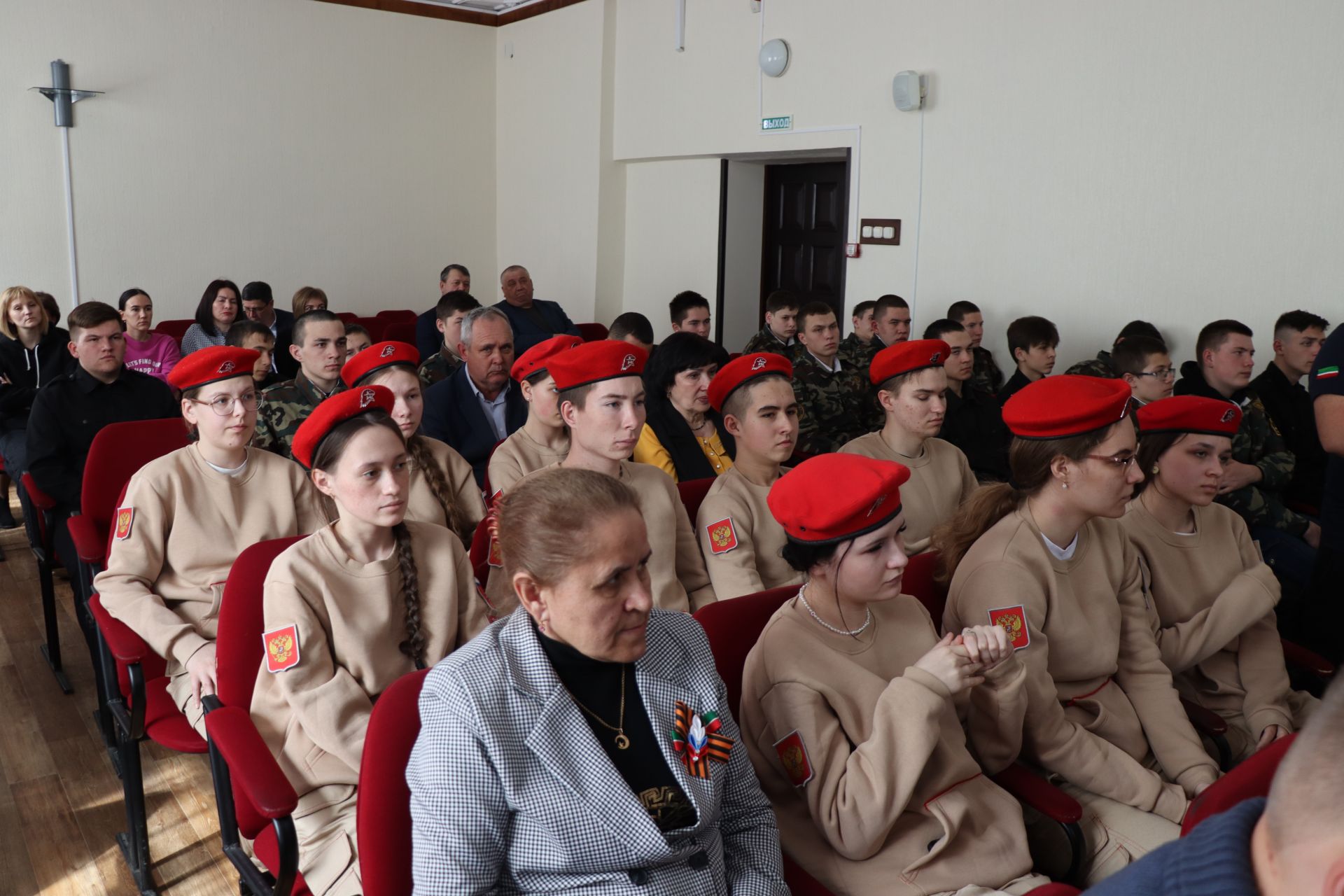 Их мужество бессмертно: в Дрожжановском районе РТ передали ордена и медали героев СВО родным