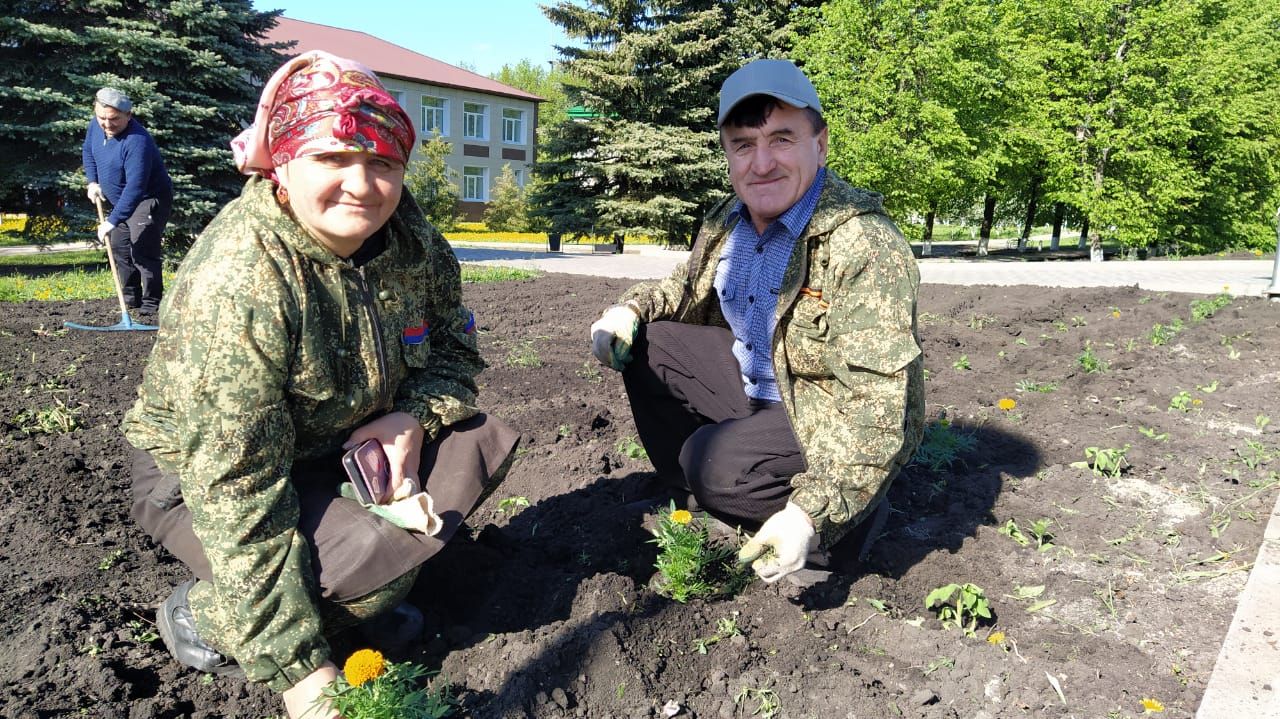 В Дрожжановском районе РТ началась посадка цветов