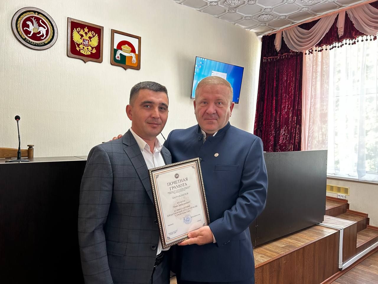 Деловой понедельник в Дрожжановском районе РТ начался с поздравлений и награждений