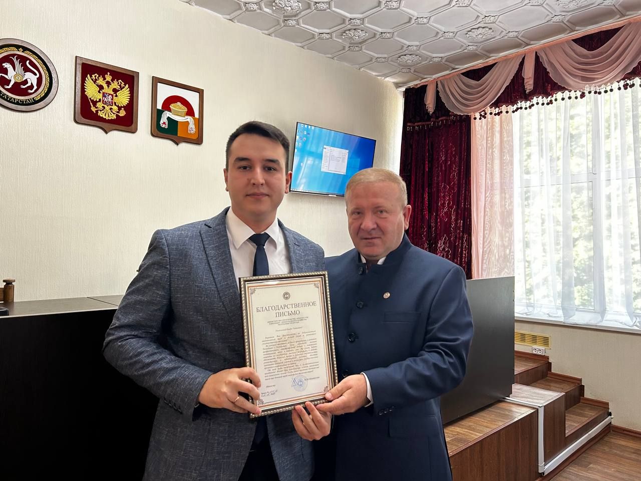 Деловой понедельник в Дрожжановском районе РТ начался с поздравлений и награждений