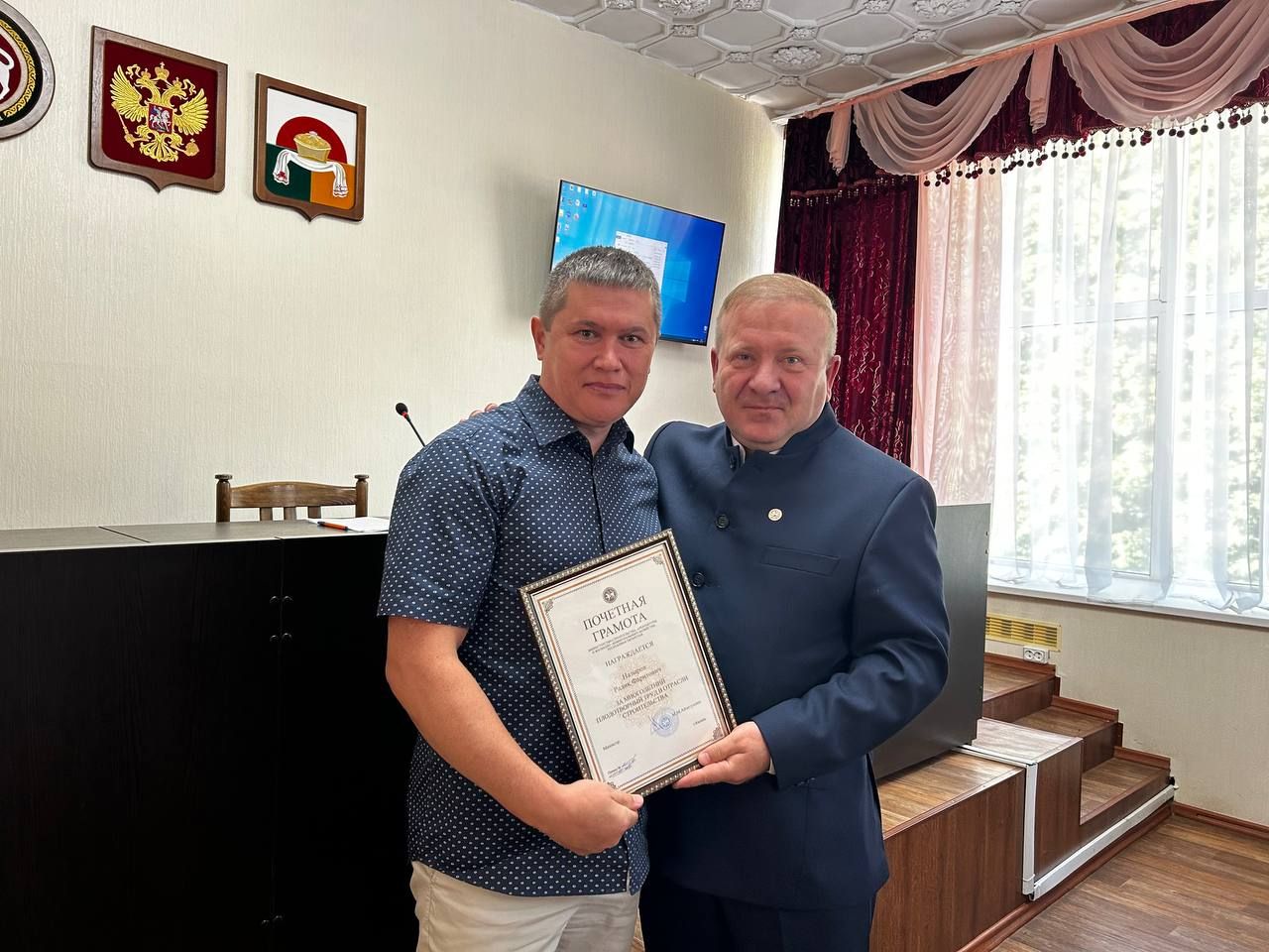 Деловой понедельник в Дрожжановском районе РТ начался с поздравлений и награждений
