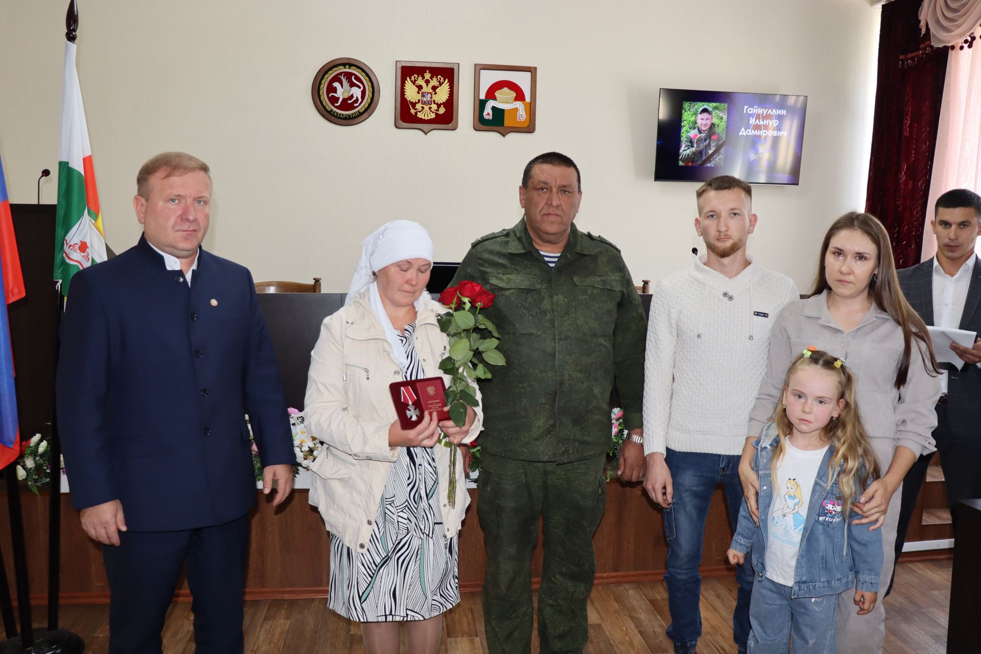В Дрожжановском районе РТ семьям погибших героев передали их награды