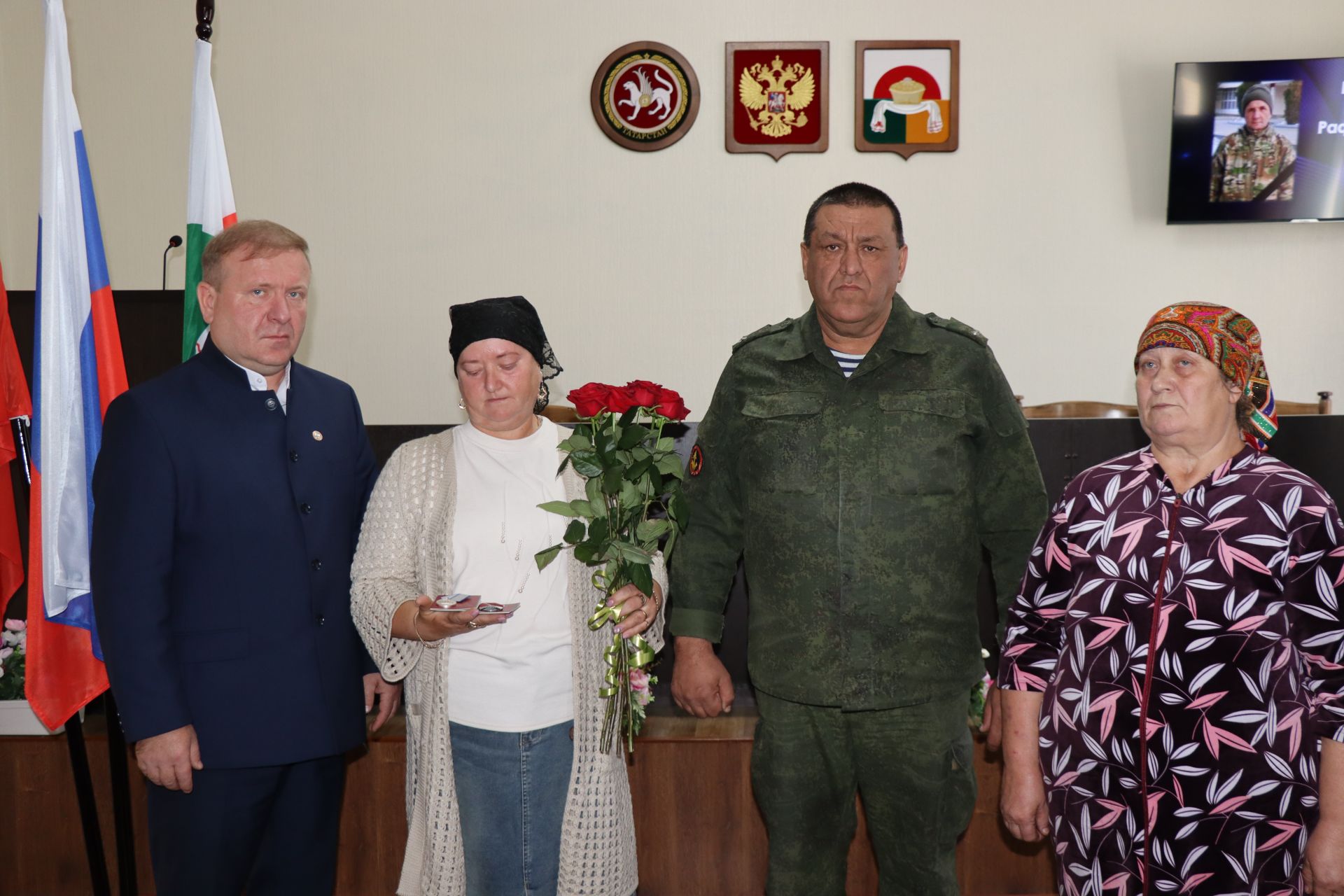 В Дрожжановском районе РТ семьям погибших героев передали их награды