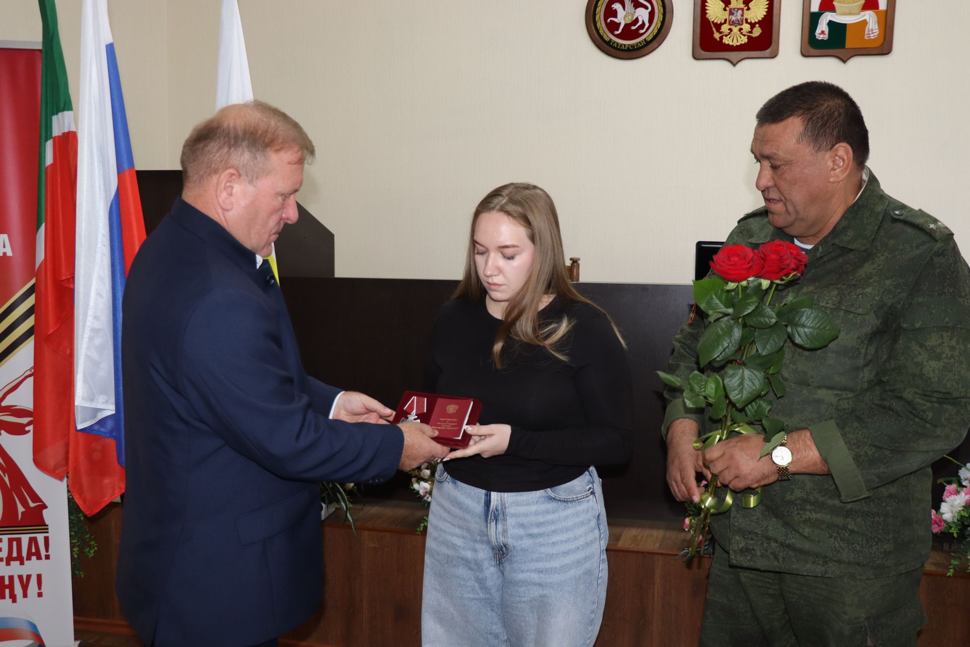 В Дрожжановском районе РТ семьям погибших героев передали их награды