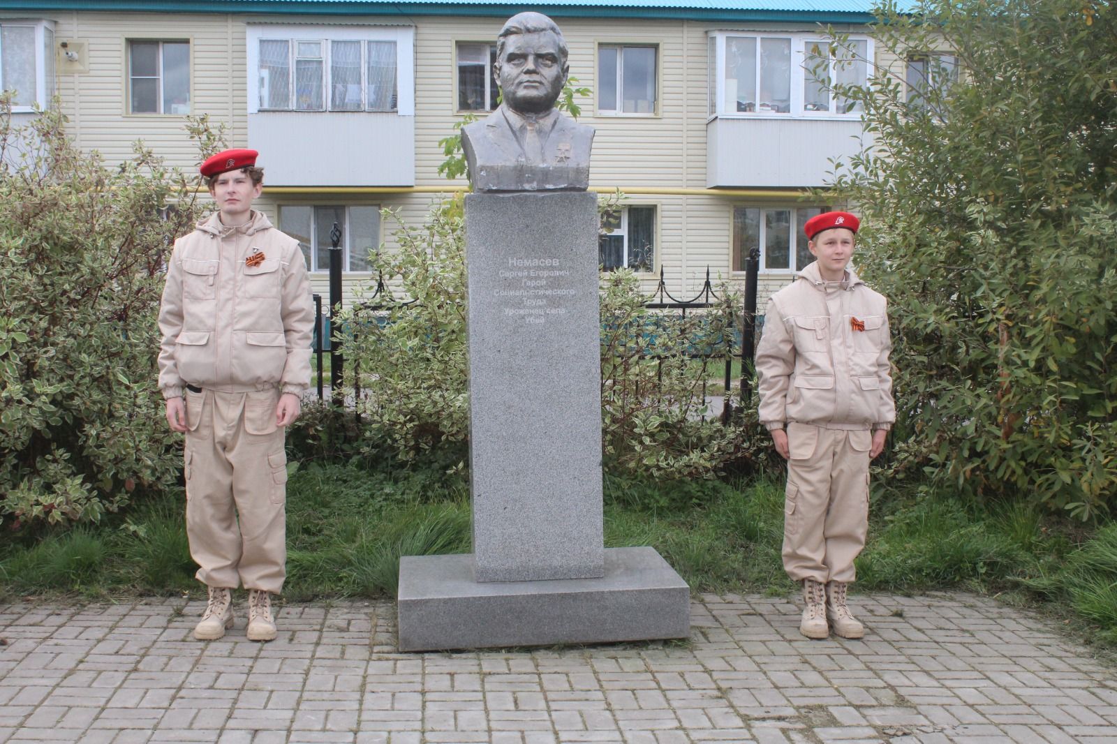 В Дрожжаном прошел митинг, посвященный памяти Героя Социалистического труда