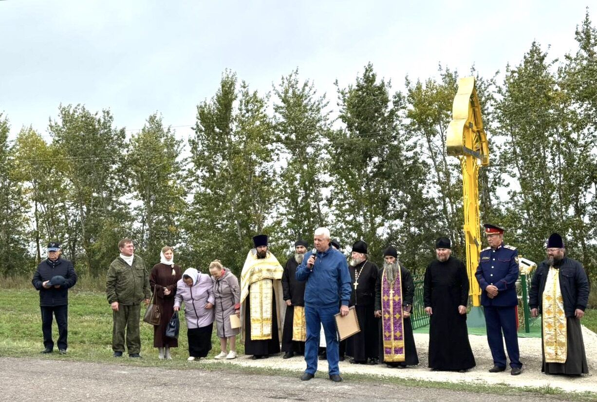 В селе Чувашское Дрожжаное освятили поклонный крест в память о защитниках Отечества