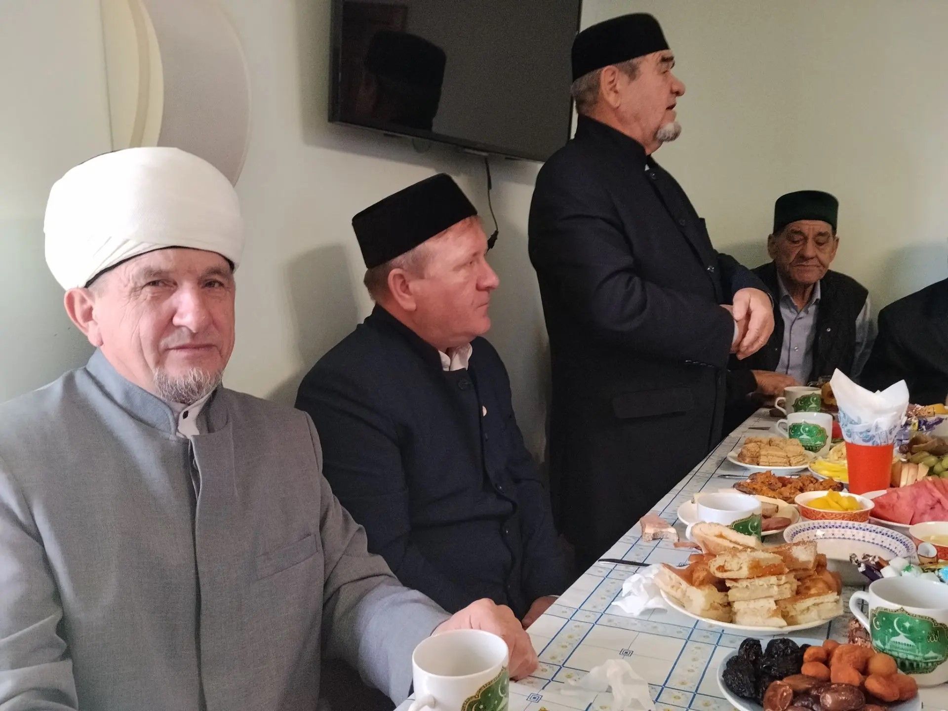 Дрожжановский мухтасибат провёл праздничный обед ко Дню пожилых людей
