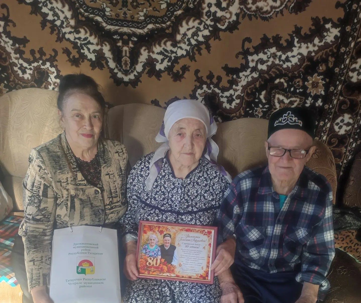 В Дрожжановском районе поздравили ветерана медицины