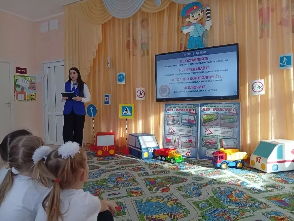 В Новоубеевском детском саду напомнили родителям и детям о безопасности на дорогах