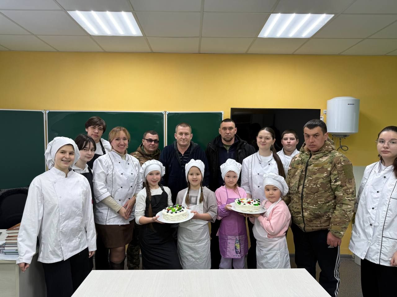 В Техникуме отраслевых технологий дочери ветеранов СВО испекли праздничный торт для своих отцов