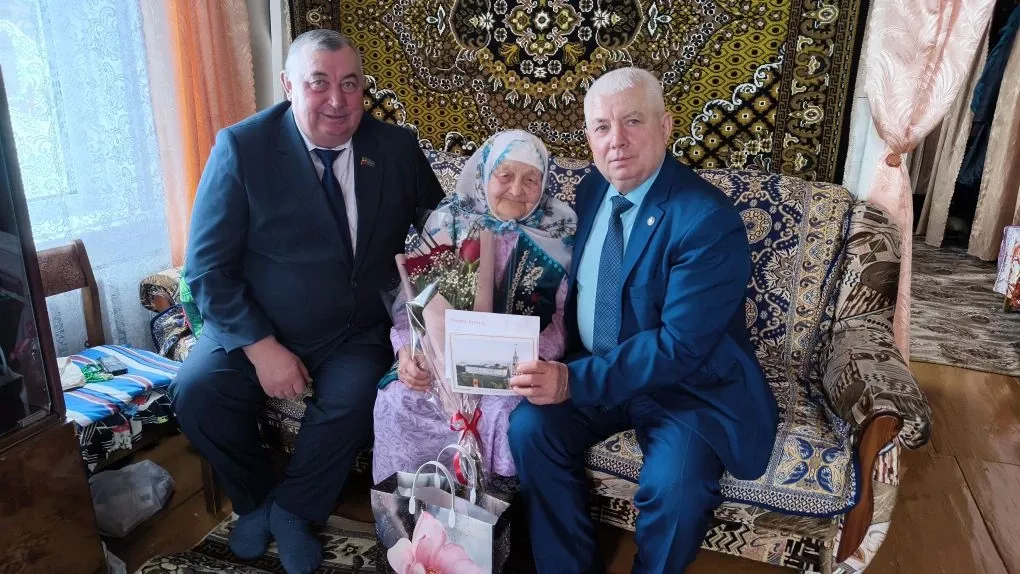 В селе Новые Какерли Дрожжановского района поздравили с 94-летием труженицу тыла