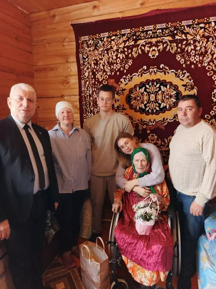С вековым юбилеем: жительница села Матаки Ольга Мидюкина принимает поздравления с 97-летием