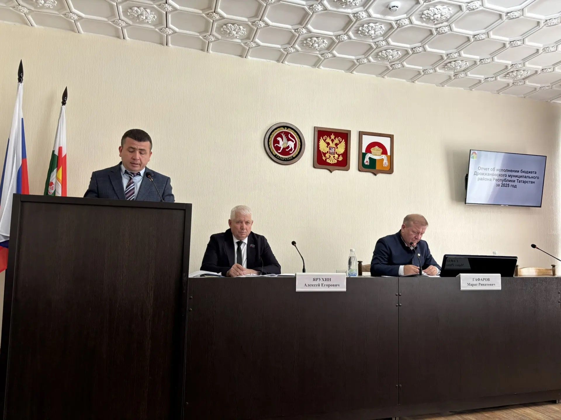 На заседании Совета района проводили на заслуженный отдых главу поселения и вручили награду