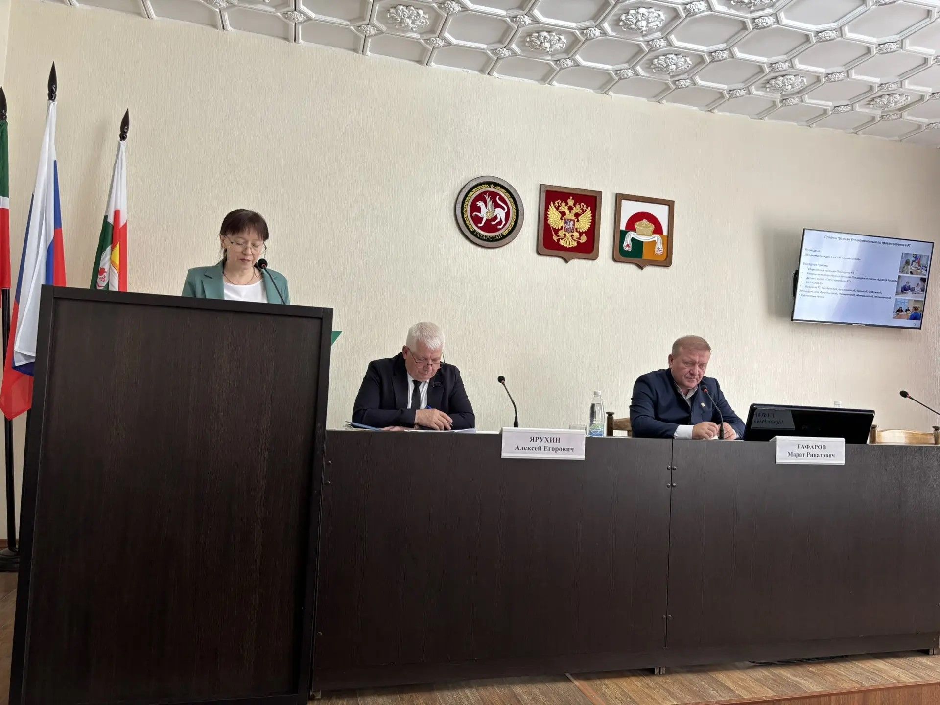 На заседании Совета района проводили на заслуженный отдых главу поселения и вручили награду