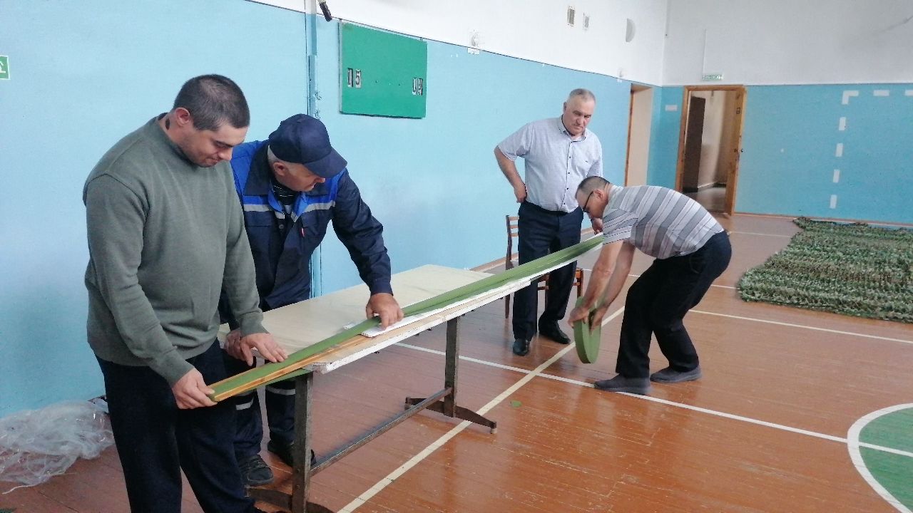 Ученики и учителя Большецильнинской школы Дрожжановского района сплели маскировочные сети для бойцов СВО