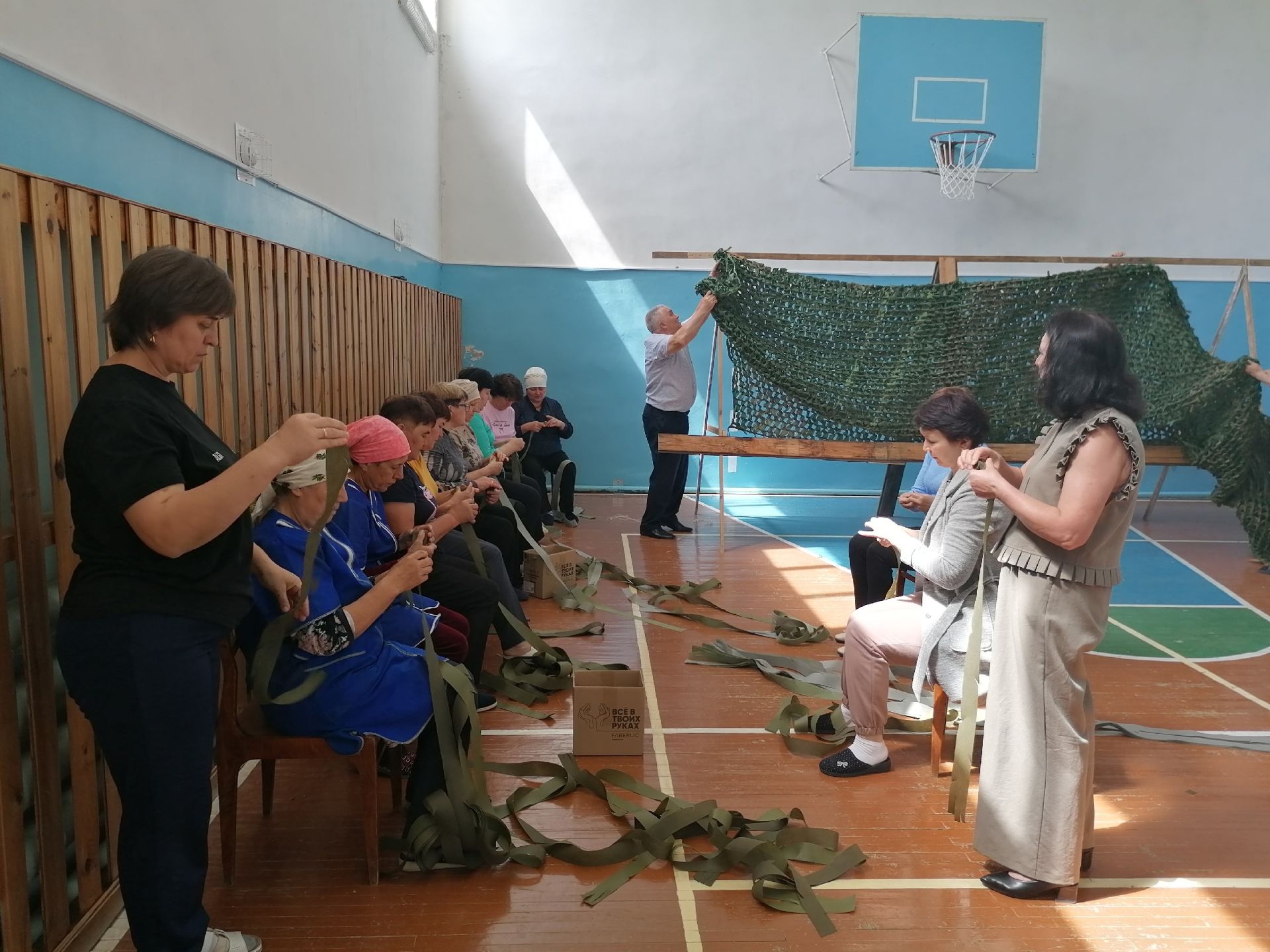 Ученики и учителя Большецильнинской школы Дрожжановского района сплели маскировочные сети для бойцов СВО