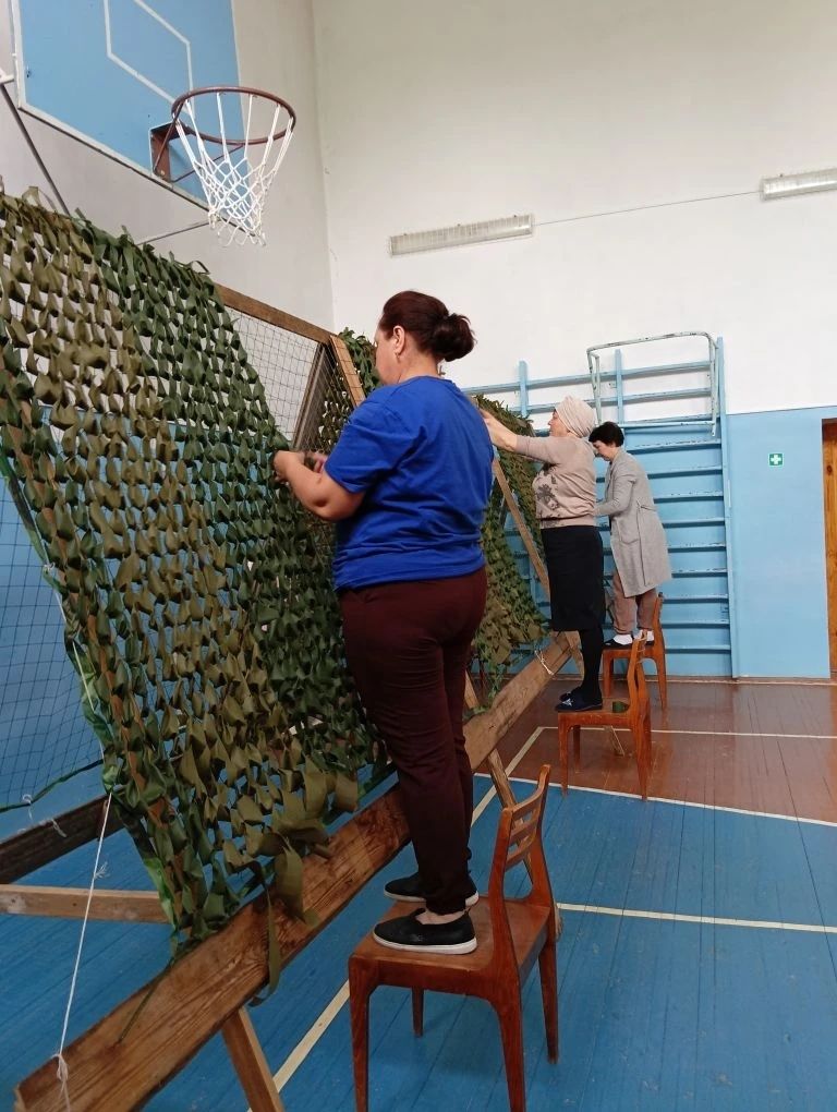 Ученики и учителя Большецильнинской школы Дрожжановского района сплели маскировочные сети для бойцов СВО