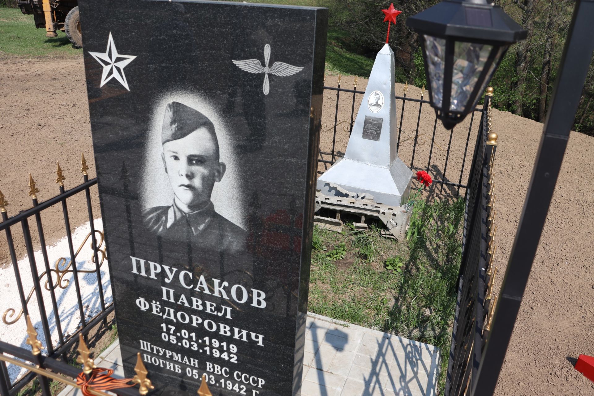 На стыке трех районов открыли отреставрированный памятник герою-летчику Павлу Прусакову