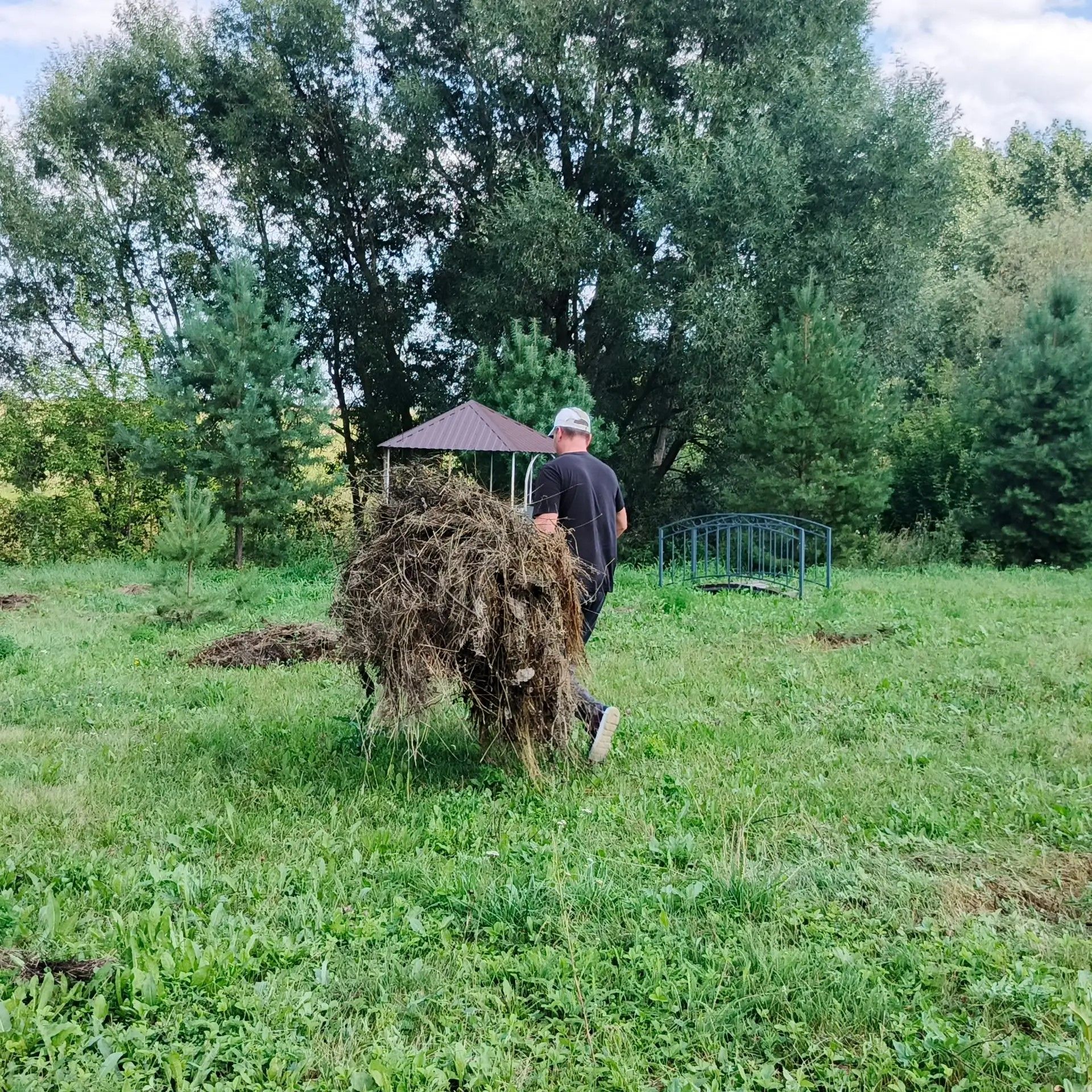 Чистоту и порядок навели в детском парке и возле родника «Абдулхак» в Дрожжановском районе