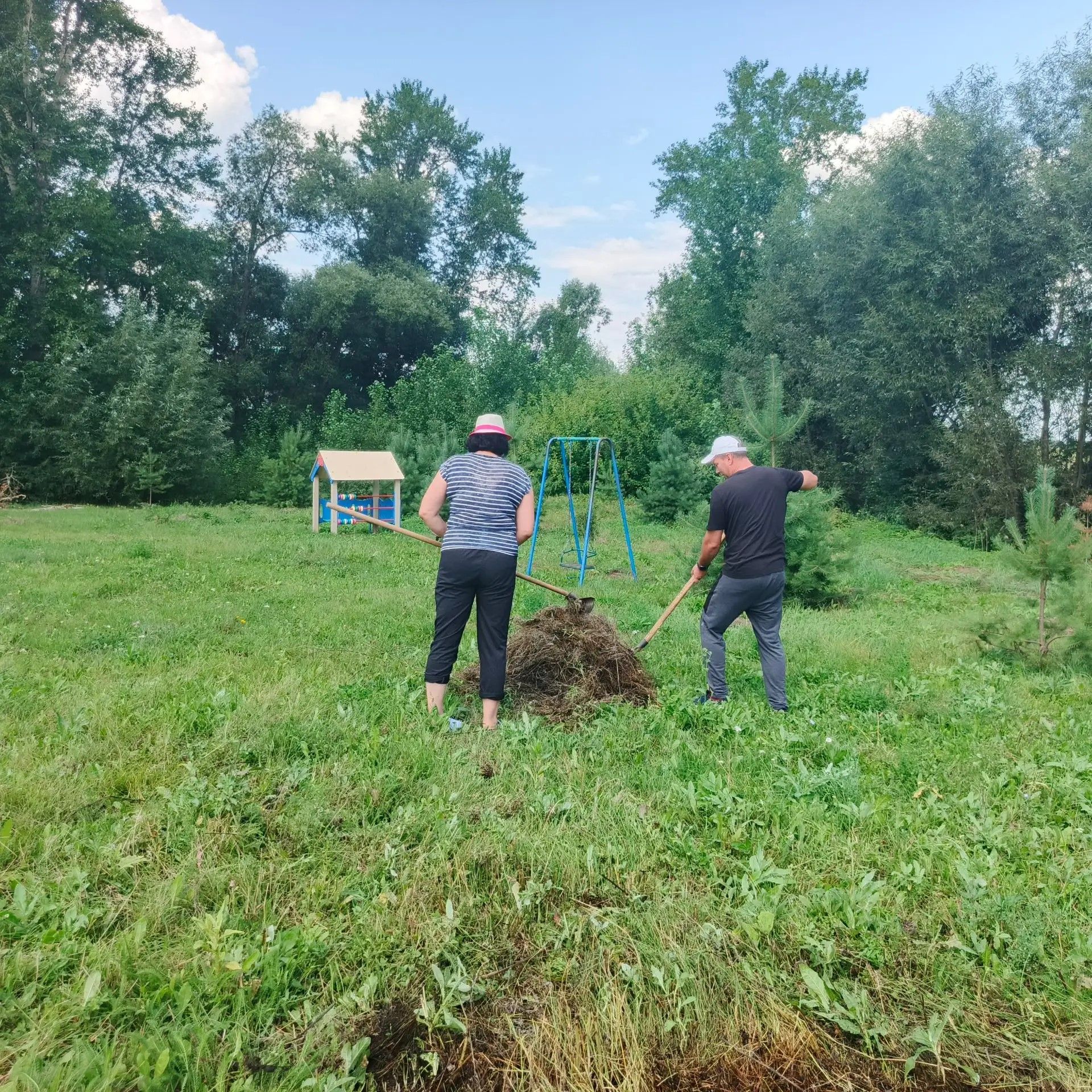 Чистоту и порядок навели в детском парке и возле родника «Абдулхак» в Дрожжановском районе