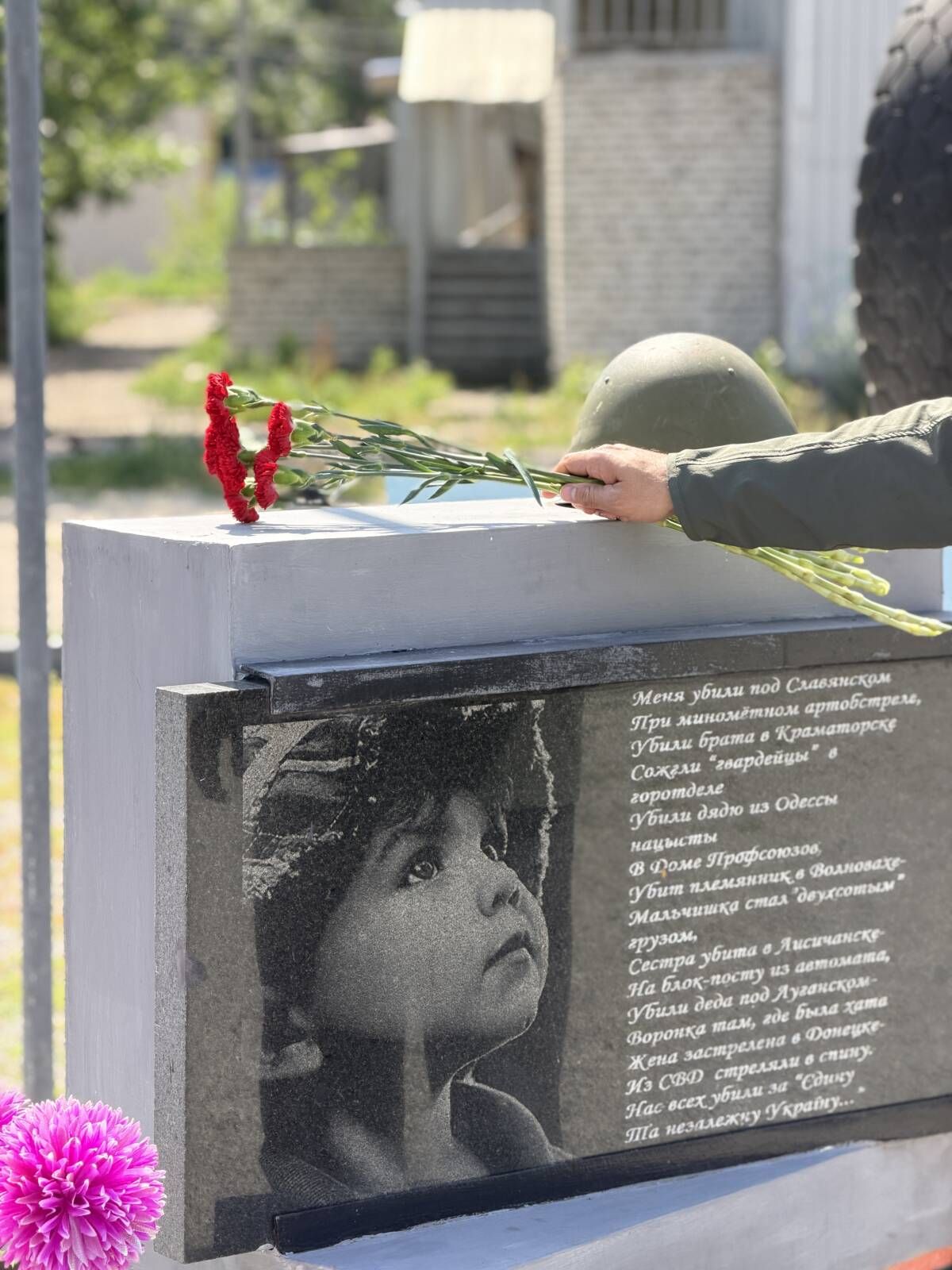 Ринат Садыков возложил цветы к мемориалу освободителям Лисичанска