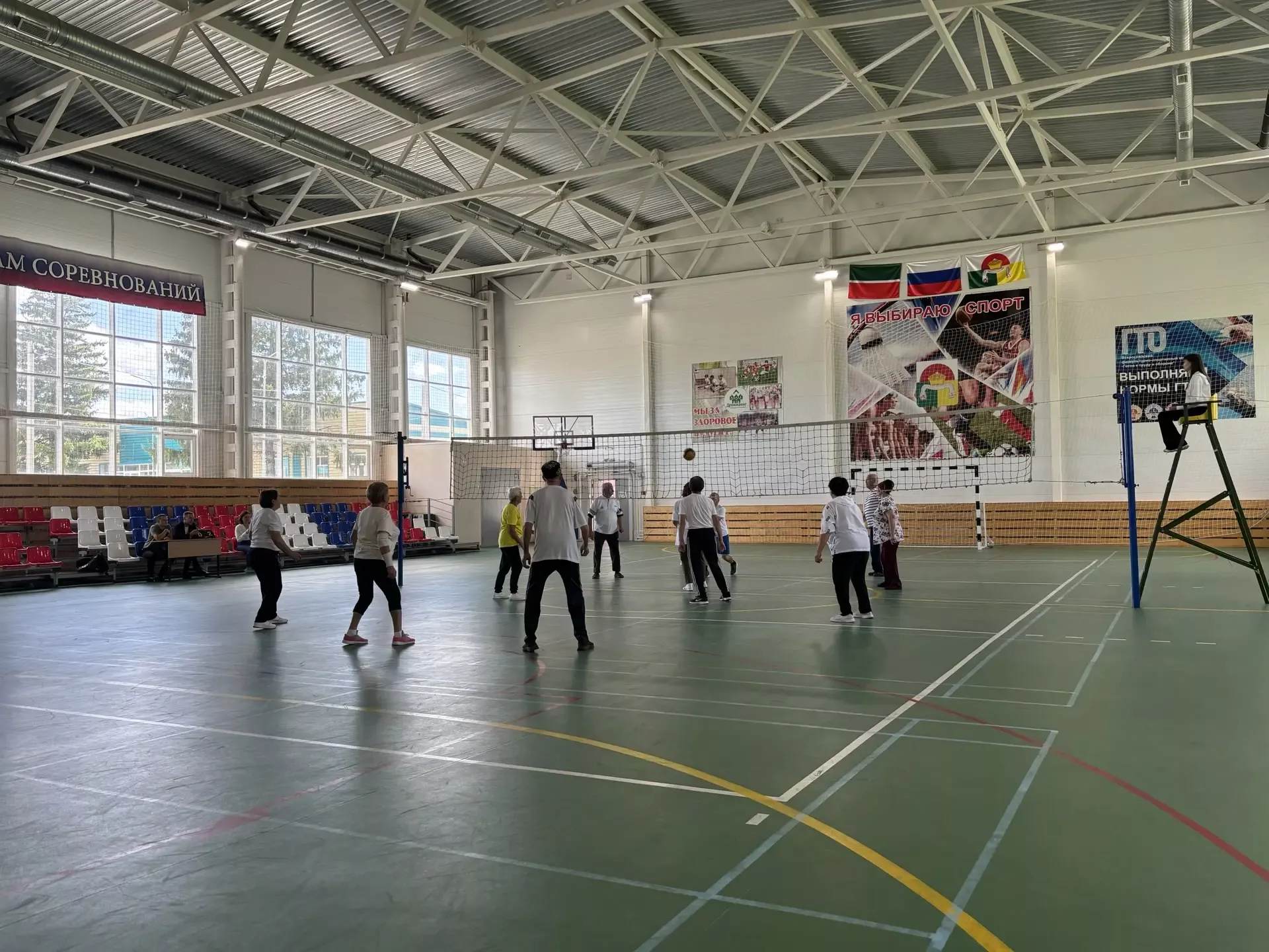Спортивный дух и азарт: ветераны Дрожжановского района сразились в волейболе