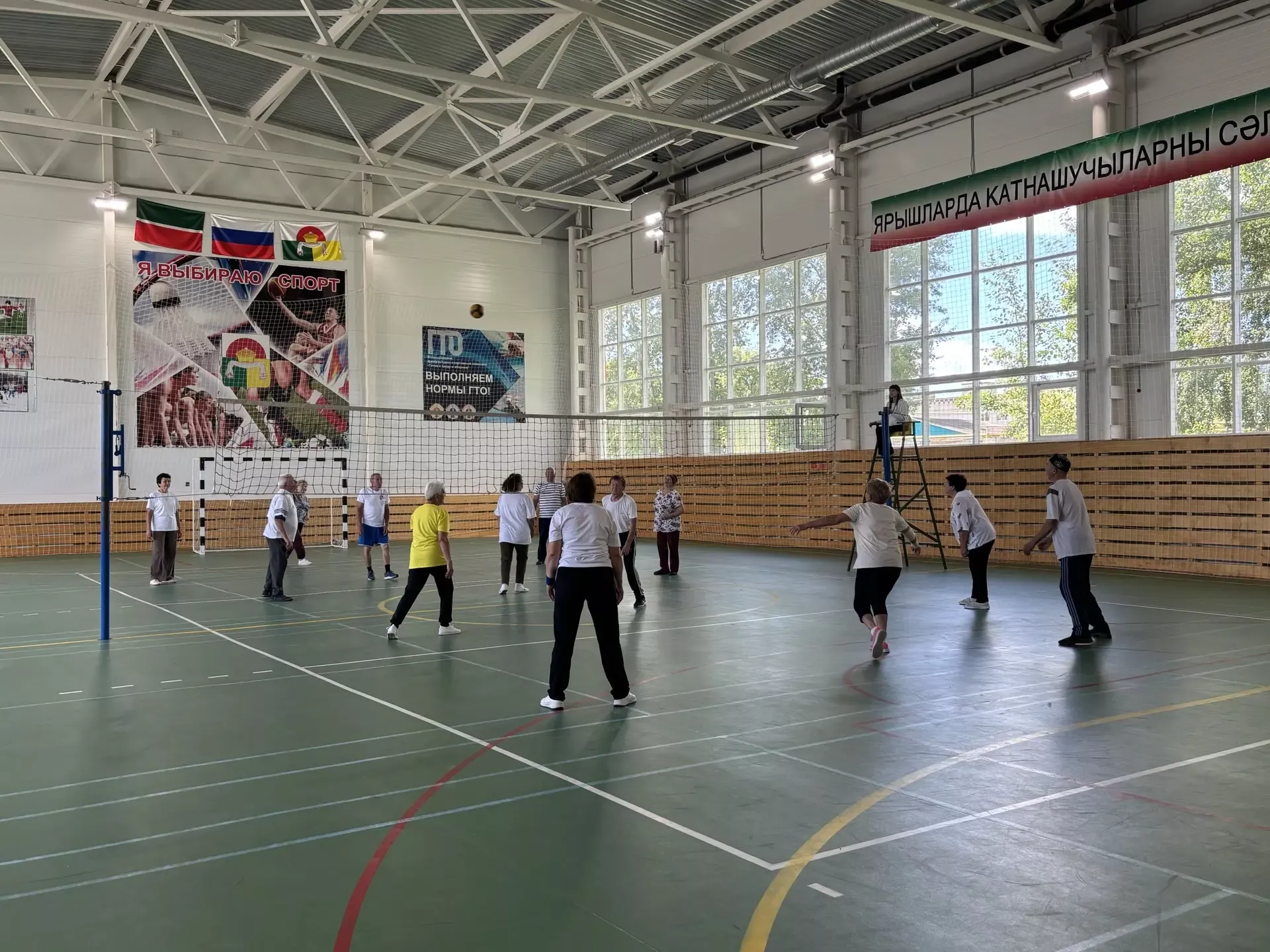 Спортивный дух и азарт: ветераны Дрожжановского района сразились в волейболе