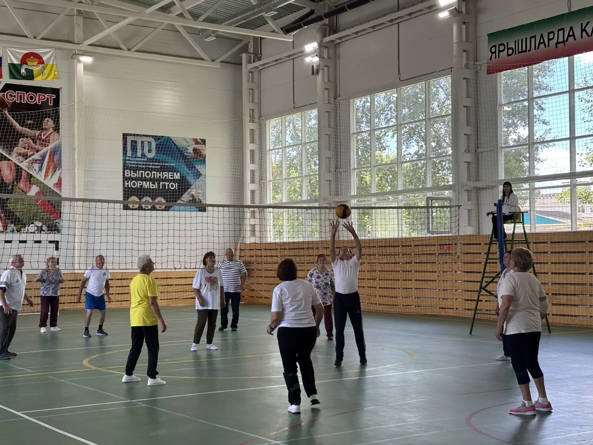 Спортивный дух и азарт: ветераны Дрожжановского района сразились в волейболе