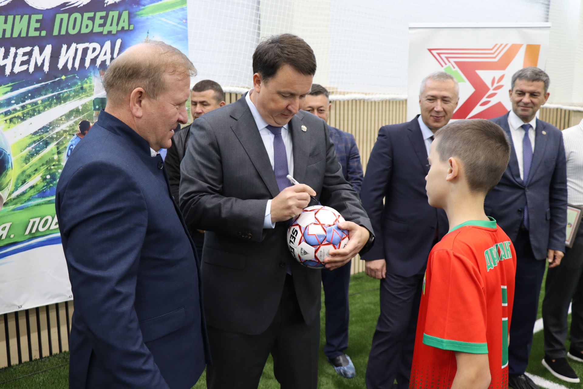Ҫулталӑкӗпех – футбол! Ҫӗпрел районӗнче ҫӗнӗ витнӗ манеж уҫӑлчӗ