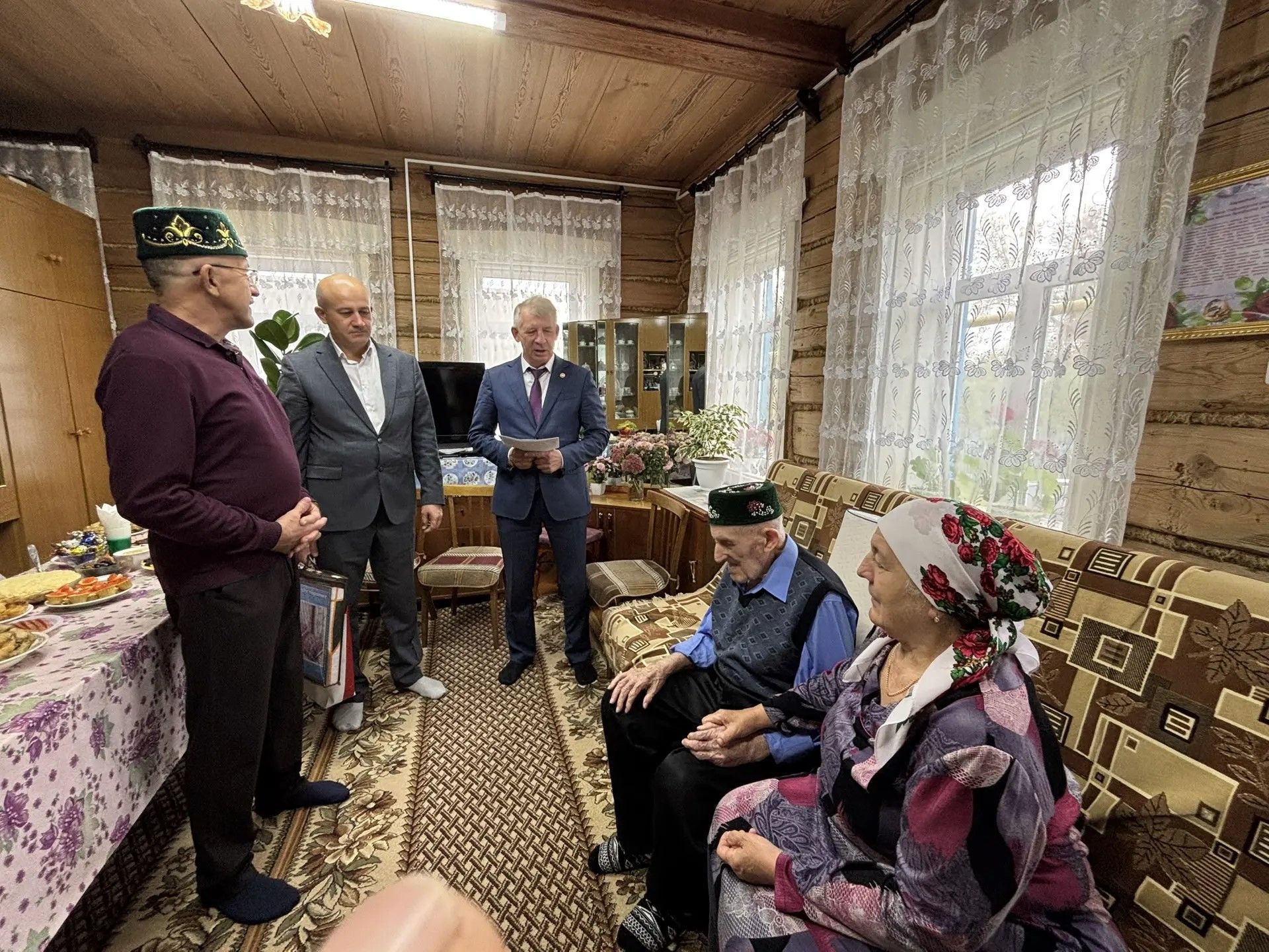В день выборов в Дрожжановском районе с 95-летием поздравили ветерана труда Амира Алимова
