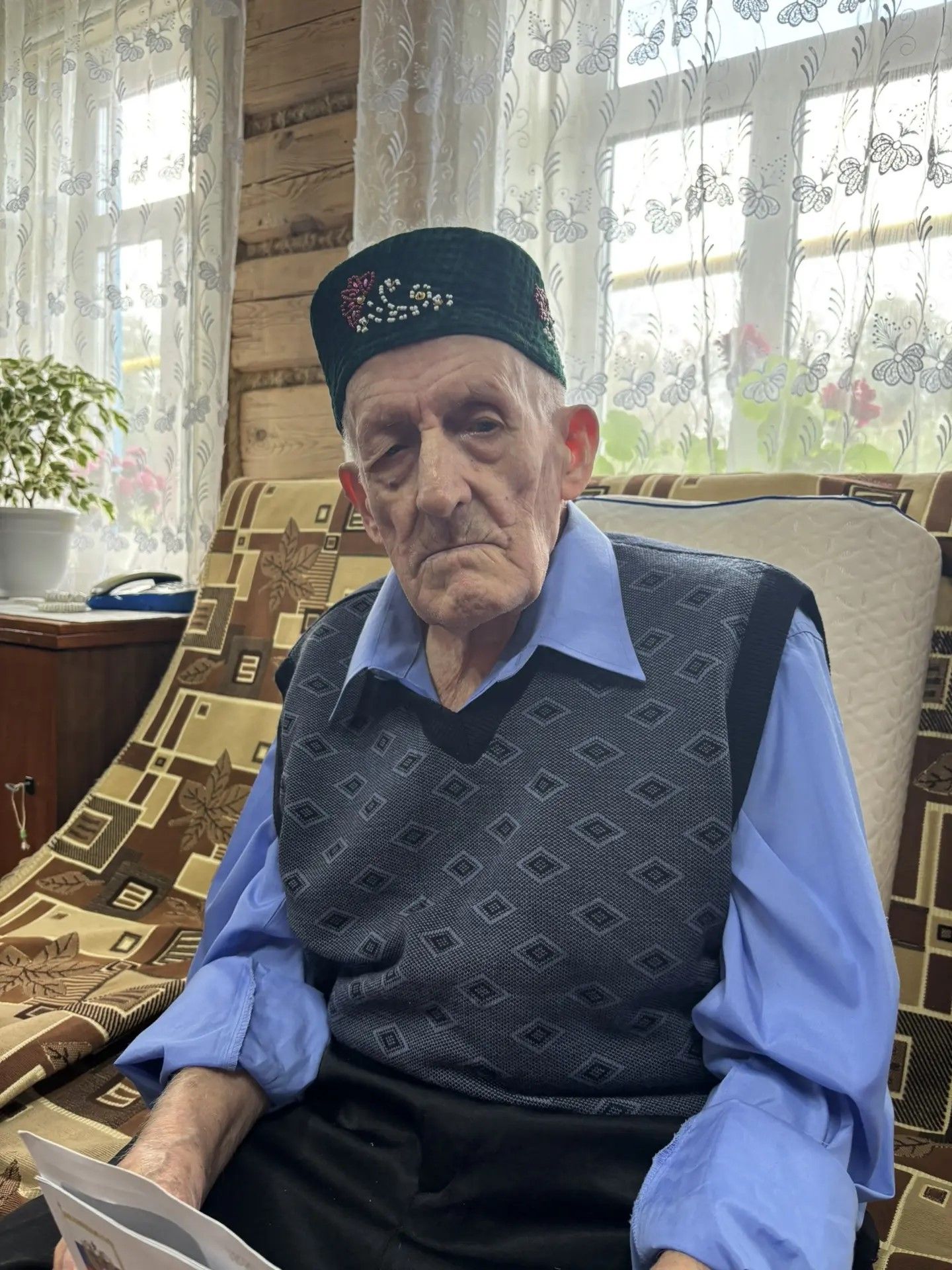 В день выборов в Дрожжановском районе с 95-летием поздравили ветерана труда Амира Алимова