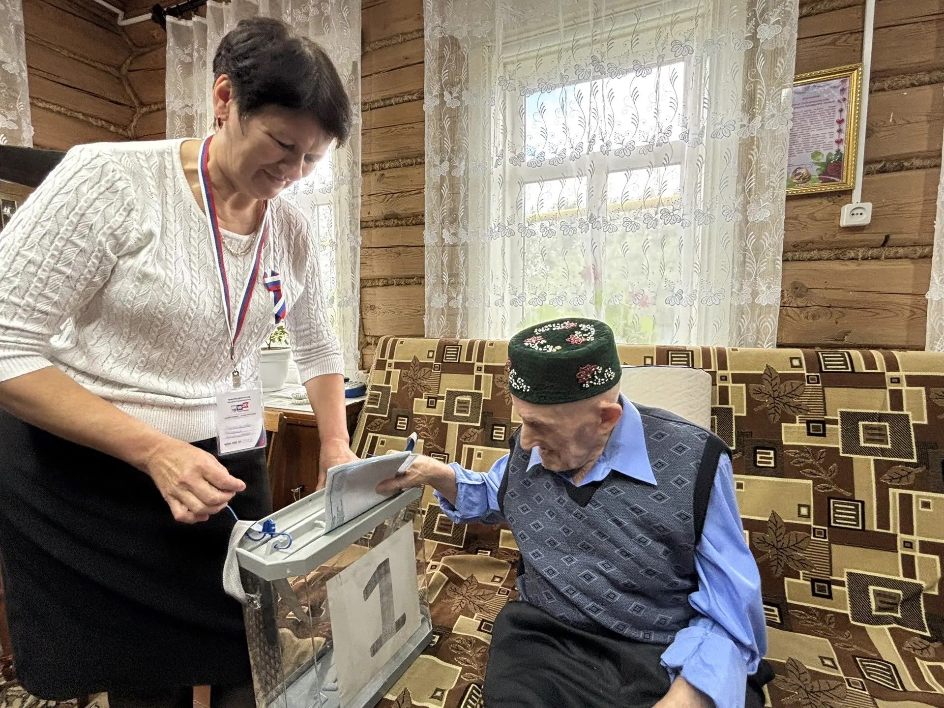 В день выборов в Дрожжановском районе с 95-летием поздравили ветерана труда Амира Алимова