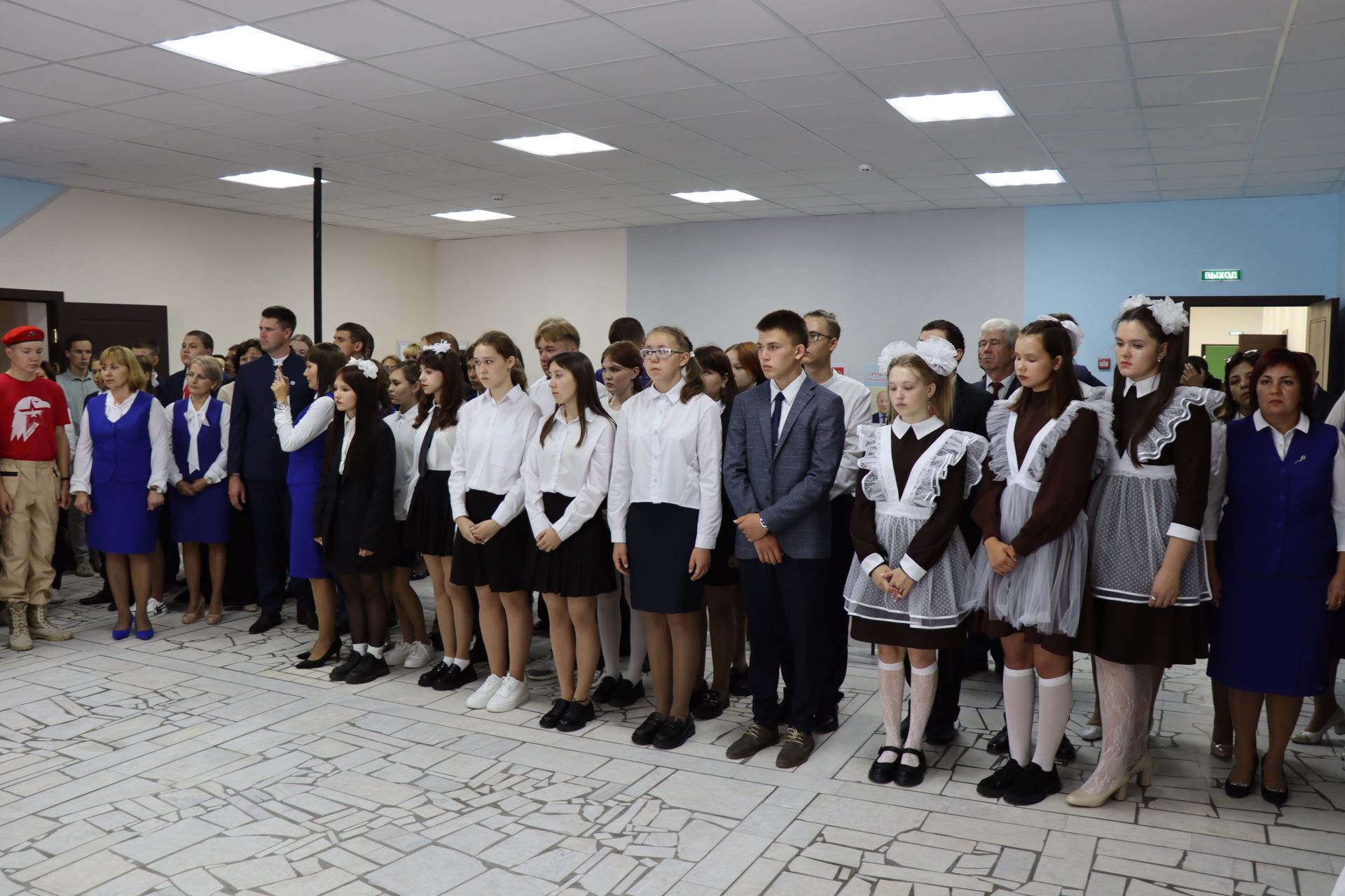 Открыли школьный мемориал, памятник, установили табличку Денису Петрову-2023