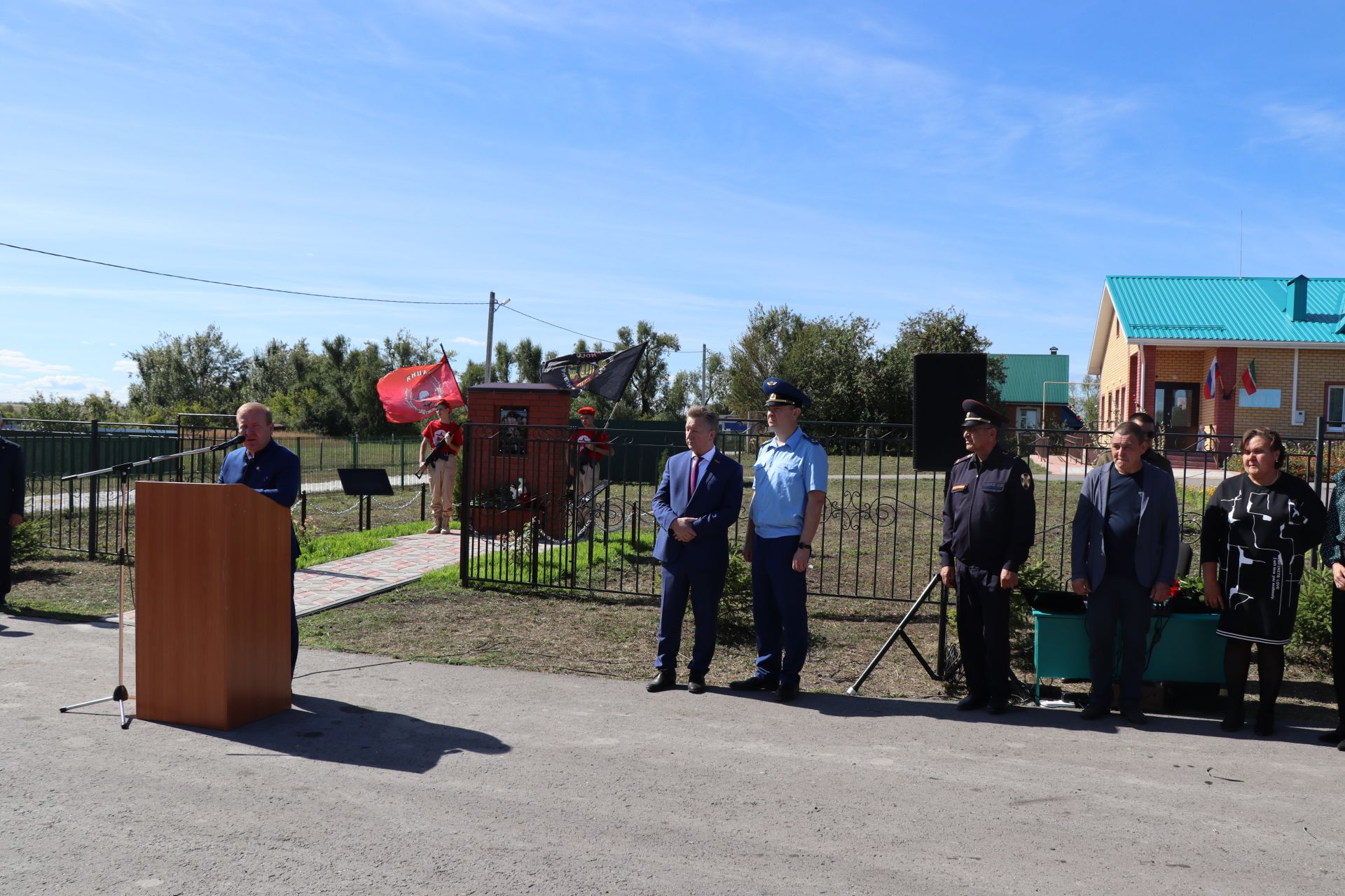 Открыли школьный мемориал, памятник, установили табличку Денису Петрову-2023