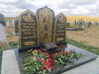 На могиле народного артиста Татарстана, нашего земляка Рафаэля Ильсова установили мраморную плиту