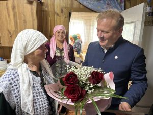 Глава Дрожжановского района Марат Гафаров поздравил долгожительницу с юбилеем