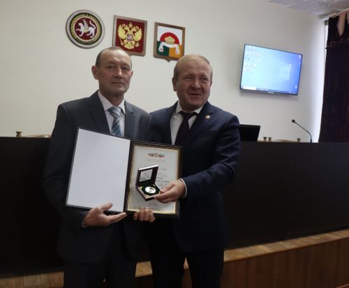 Двое дрожжановцев получили награды за многолетний, добросовестный труд