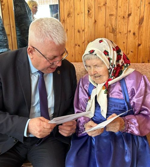 С 14 лет начала работать дояркой: в Дрожжановском районе РТ поздравили долгожительницу
