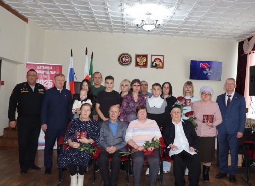 Родным погибших в СВО бойцов из Дрожжановского района вручили ордена Мужества