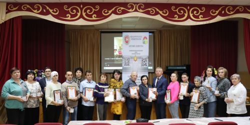 Волонтеры Дрожжановского района провели для получателей соцуслуг мастер-класс по изготовлению окопных свечей