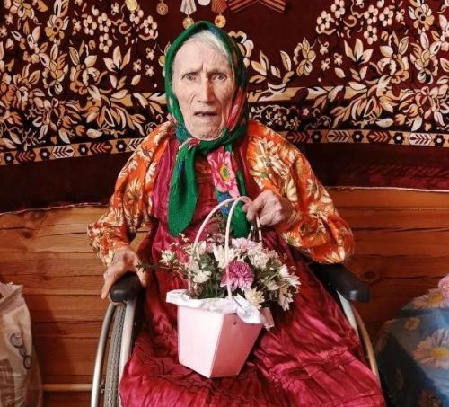 С вековым юбилеем: жительница села Матаки Ольга Мидюкина принимает поздравления с 97-летием