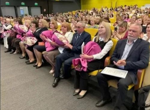 Педагога Шланговской СОШ Дрожжановского района Дамира Шараева наградили знаком отличия «Почётный наставник