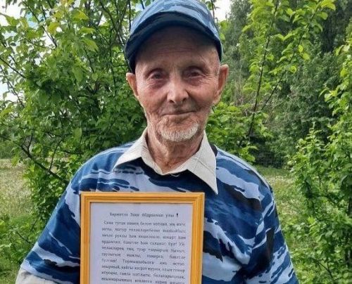 Без году сто, а сам бензопилой дерево пилит»: в Дрожжановском районе поздравили 99-летнего долгожителя